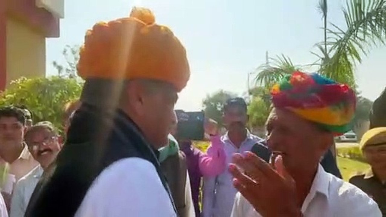 सीएम गहलोत को बुजुर्ग की नसीहत, किसी की मत सुनना, दिल्ली नहीं जाना...