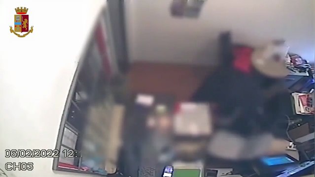 Milano, arrestato rapinatore ludopatico: 5 colpi nelle sale slot con aggressione alle titolari