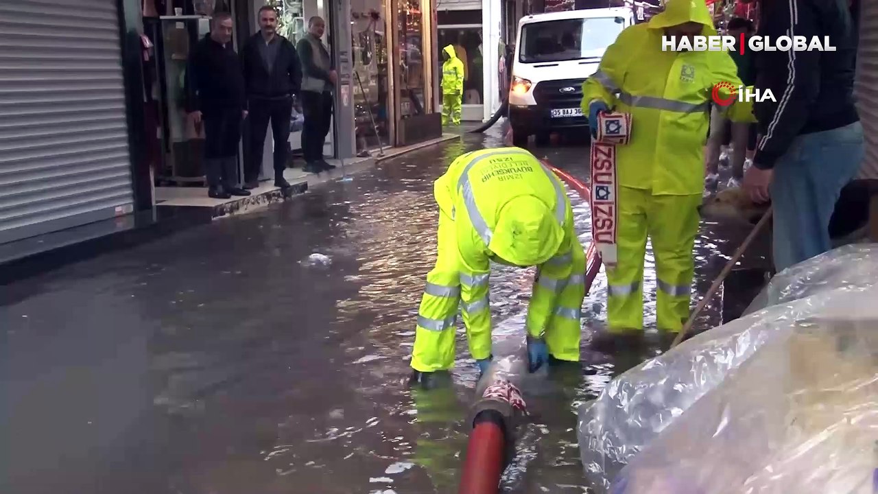 Esnaf su baskını ile uğraştı, o kahve keyfi yaptı: 'Çare yoktu, bari kahve keyfi yapayım'
