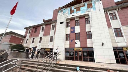 Depremde zarar gören adliye binasında hummalı çalışma sürüyor