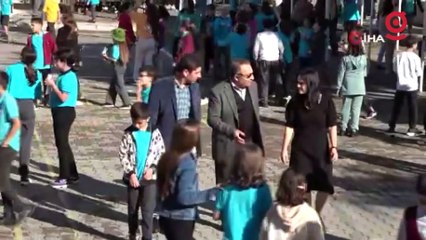 Öğretmenlikte 33'üncü yılına girdi, şimdi öğrencileriyle görev yapıyor