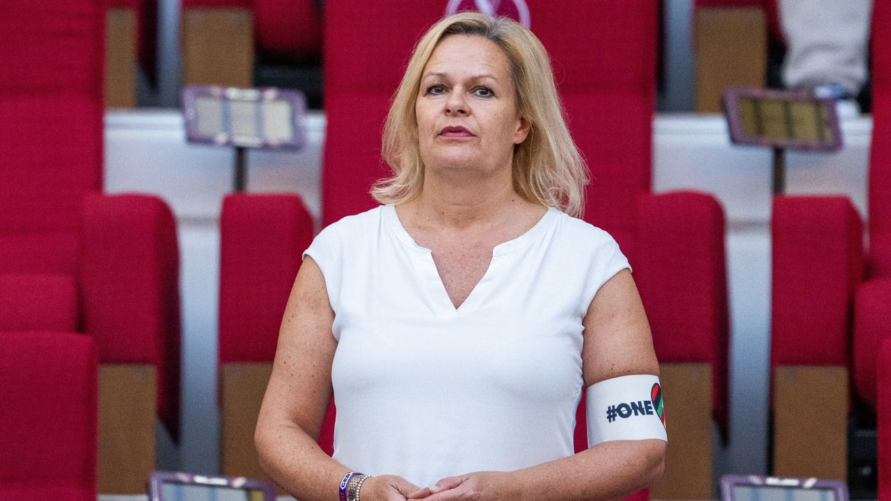 Innenministerin faeser trägt "one love"-armbinde neben scheichs