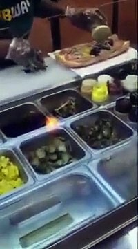 Une employé de Subway s'endort sur son sandwich