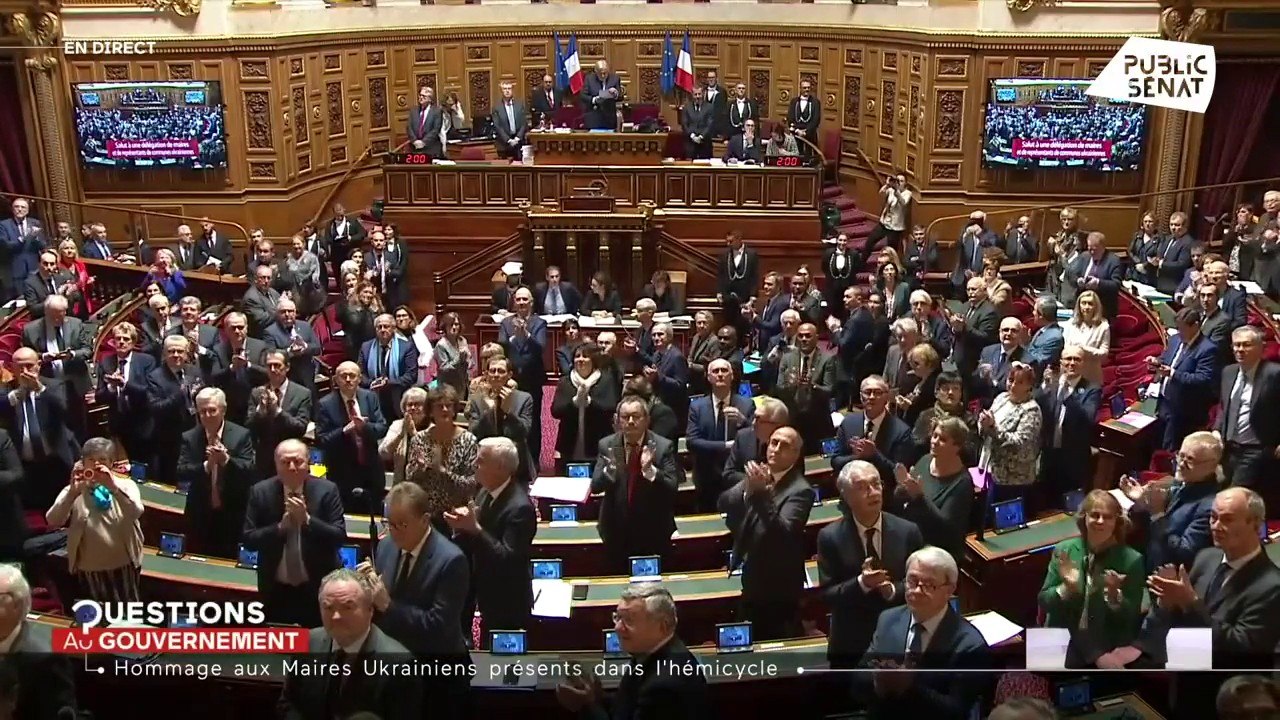Le Sénat rend hommage aux maires ukrainiens présents dans la tribune de l’hémicycle