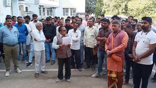 शौली मंदिर में चोरी के मामले में पुजारी को प्रताडि़त करने का आरोप, सौंपा ज्ञापन