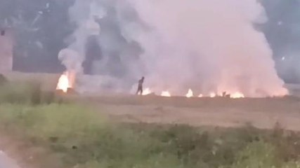 देवरिया: जिला प्रशासन के आदेशों को नहीं मान रहे किसान, खेतों में जला रहे पराली