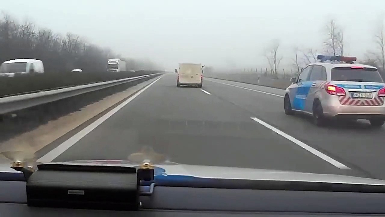 La police hongroise prend en chasse des passeurs de migrants qui n'hésitent pas à leur tirer dessus