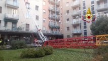 Messa in sicurezza di una gru caduta a Bologna