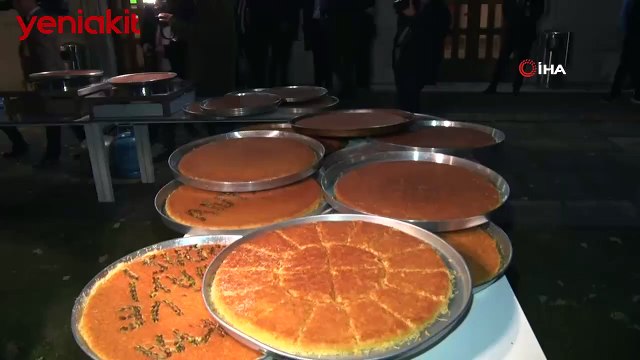 TBMM'de renkli görüntüler! AK Partili ve CHP'li vekiller künefe dağıttı