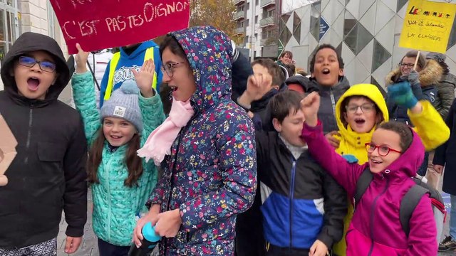 300 enfants manifestent pour leurs droits