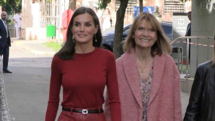 La reina Letizia arrasa en Barcelona con un total look rojo