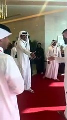 أمير قطر يمازج وزير الرياضة السعودي بعد الفوز على الأرجنتين