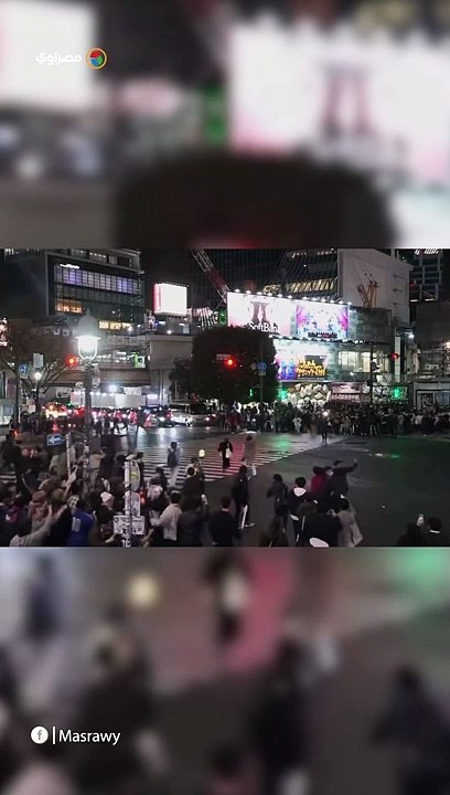 مشهد حضاري.. اليابانيون ينتظرون إشارة عبور الطريق للاحتفال بالفوز على ألمانيا