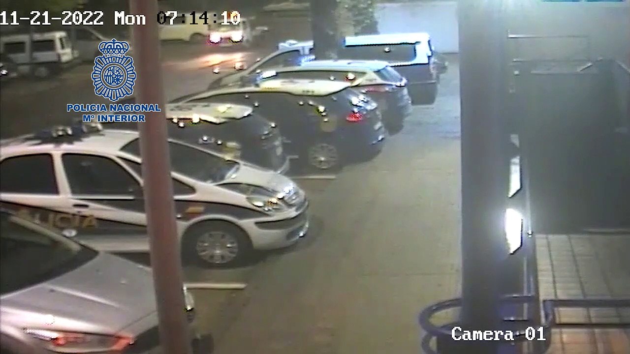 Un Policía Nacional auxilia a un bebé