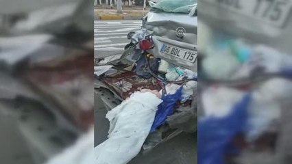 KIRIKKALE - Hafriyat kamyonu ile otomobilin çarpıştığı kazada 4 kişi yaralandı