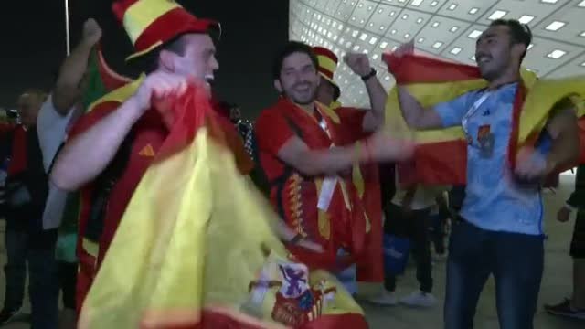 La afición celebra en Catar la goleada histórica de España en el Mundial