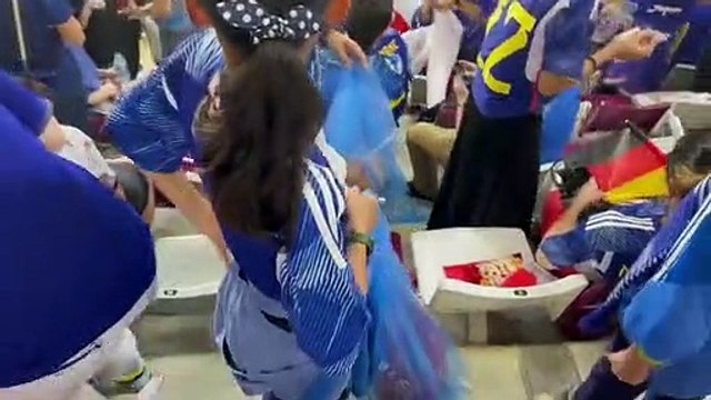 Germania-Giappone, i tifosi nipponici puliscono lo stadio - Video