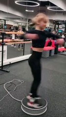 Comment fait-elle pour ne pas avoir le tournis ?