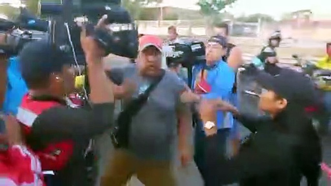 Agreden a equipos de prensa que realizaban una cobertura en punto de vigilia en Santa Cruz