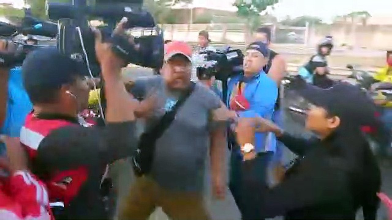 Con hondas y petardos, cuatro personas agreden a periodistas en un punto de bloqueo