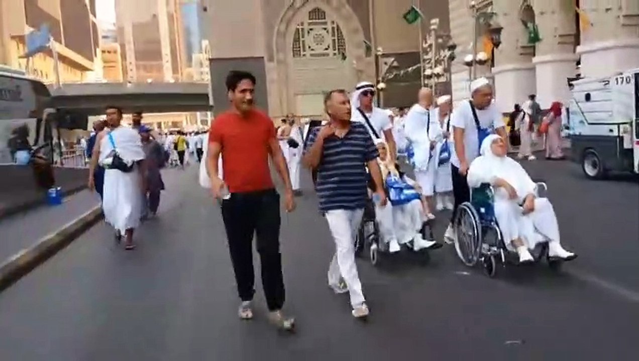 Makka Masjid Al Haram الطريق من ساحة الحرم الى فندق الشهداء شارع أجياد مكة سيرا على الاقدام_HIGH