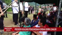 Jokowi Bagikan Langsung Selimut dan Sarung ke Korban Gempa Cianjur