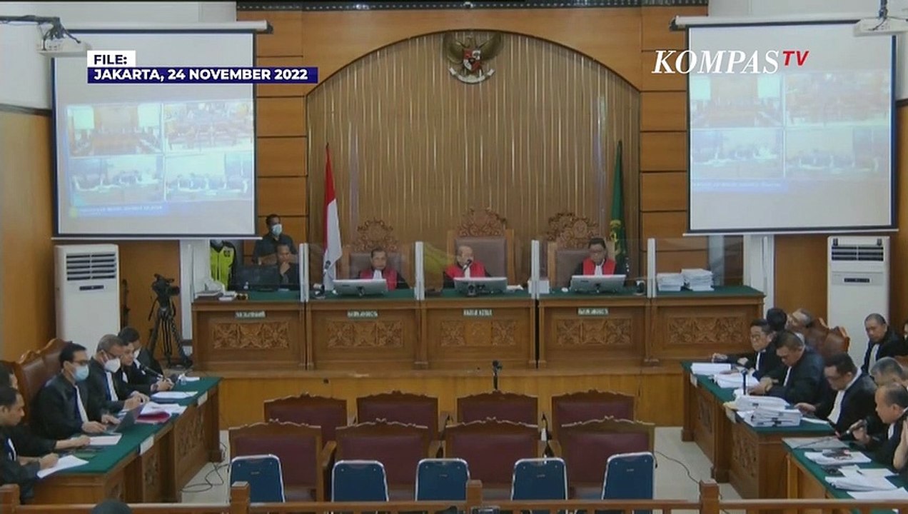 Ekspresi Hendra Kurniawan saat Penasihat Hukum Minta Panggil Paksa Saksi Polisi yang Tak Hadir