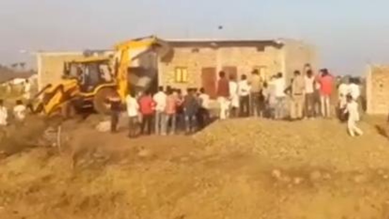 आगर: आवास योजना में बने मकानों पर राजस्व विभाग का चला बुलडोजर