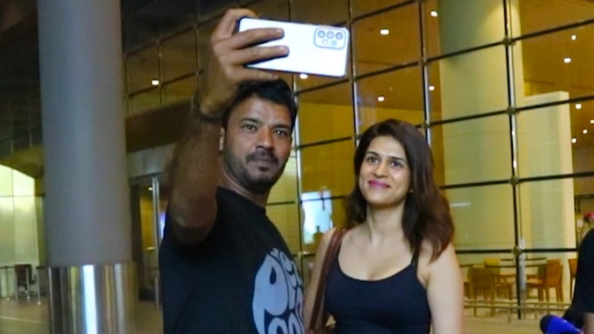 Shraddha Das Looks Tired But Clicks Selfies With Fans