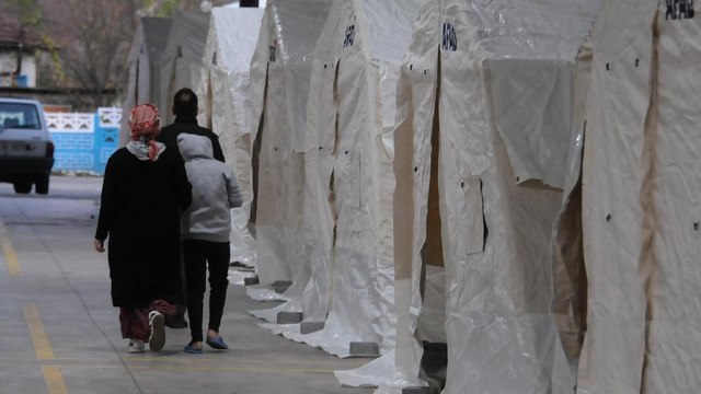 Depremzedeler güne çadırda uyandı