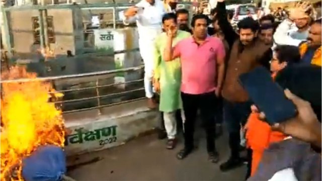 साध्वी प्रज्ञा सिंह ठाकुर ने CM अशोक गहलोत का फूंका पुतला व मांगा इस्तीफा, कहा- लव अब जिहाद