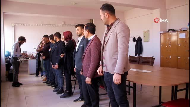 Müdür yardımcısından öğrencilere santur dinletisi