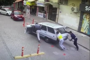 PARK HALİNDEKİ OTOMOBİLİ İTEREK ÇALDILAR