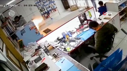 Cep telefonu bomba gibi patladı