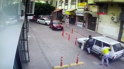 Park halindeki otomobili iterek çaldılar