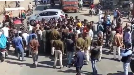 शाजापुर: खाद ना मिलने से गुस्साए किसान एबी रोड पर किया चक्का जाम