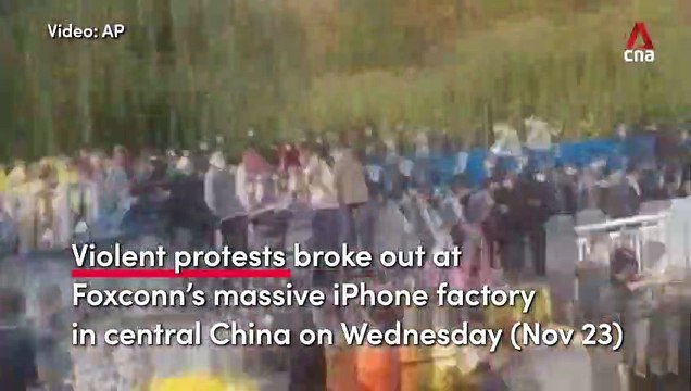 Chine: Zhengzhou, ville du centre du pays qui héberge une immense usine d’iPhone, ordonne le confinement de plusieurs quartiers en raison d’une flambée de Covid-19 qui a déclenché de violentes protestations - VIDEO