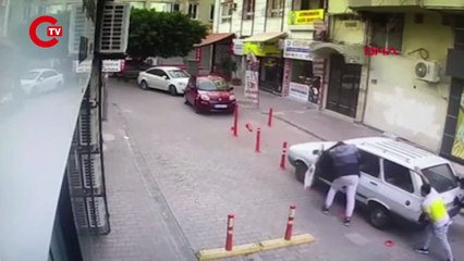 Park halindeki otomobili iterek çaldılar