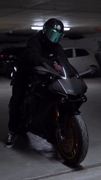 r15 black