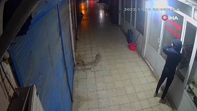 Dükkana pencereden giren hırsız, poşet dolusu cep telefonu çaldı