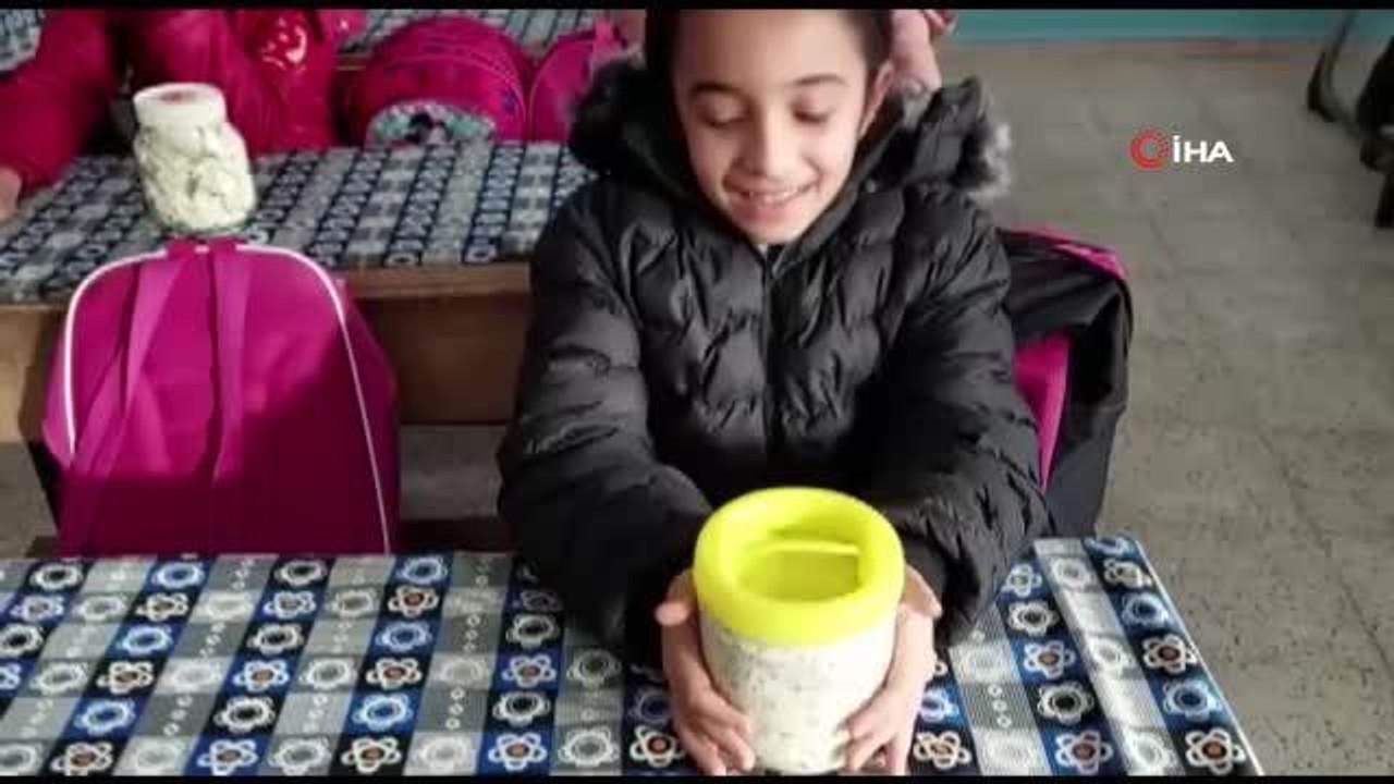 Siirtli çocuklardan öğretmenlerine yöresel peynirle kutlama: Hem gülümsetti, hem duygulandırdı