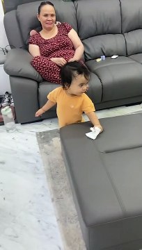 Con gái Võ Hạ Trâm hơn 1 tuổi đã tự lập, biết lau dọn giúp mẹ