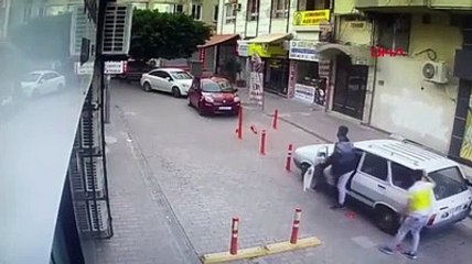 Park halindeki otomobili iterek çaldılar
