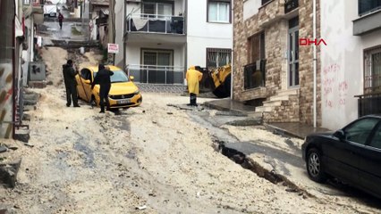 Kuşadası'nda sağanak: Yollar dereye döndü