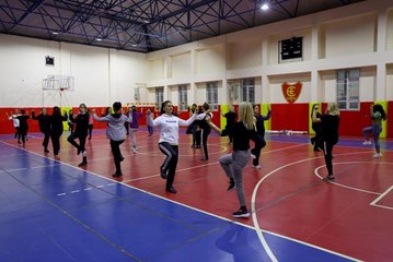 Halk oyunları öğrenen öğretmenler, meslektaşlarının karşısına çıktı