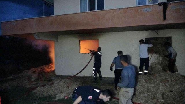 İtfaiye ekipleri samanlıktaki yangını binanın duvarını yıkarak söndürebildi