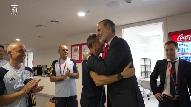 El rey Felipe VI se acerca a los vestuarios a felicitar a los jugadores de la Selección española