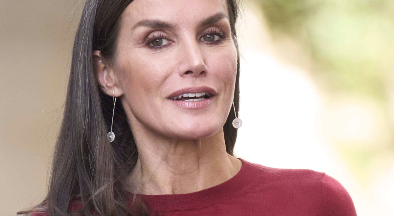 Lady in red: letizia von spanien in rotem leder