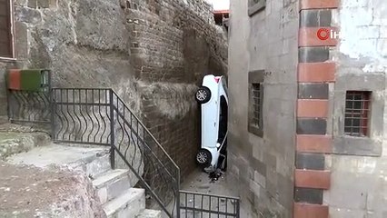 Öğretmenler gününde kadın öğretmen garip kazada ölümden döndü