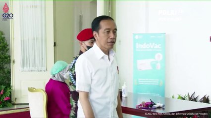 Presiden Jokowi Laksanakan Vaksinasi Booster di Istana Kepresidenan